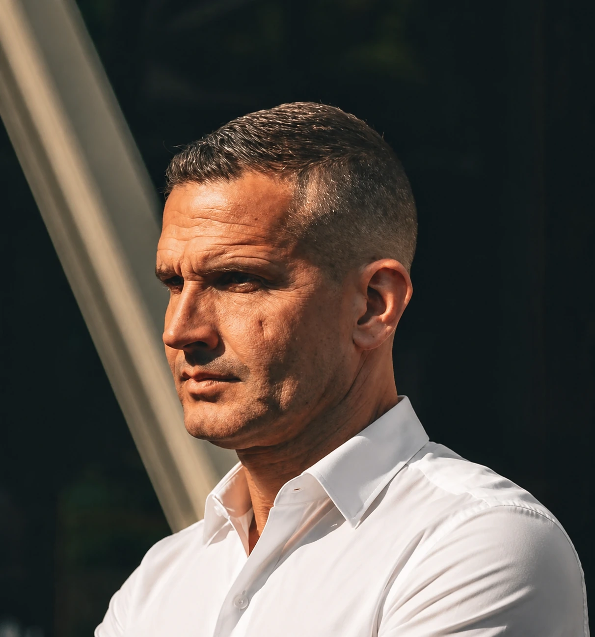 Stephan Langenberg in een wit overhemd